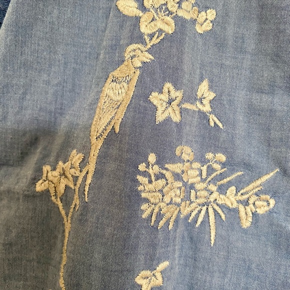 ANTHROPOLOGIE Denim and jersey blouse with embroidery and lace detail. - Picture 8 of 10